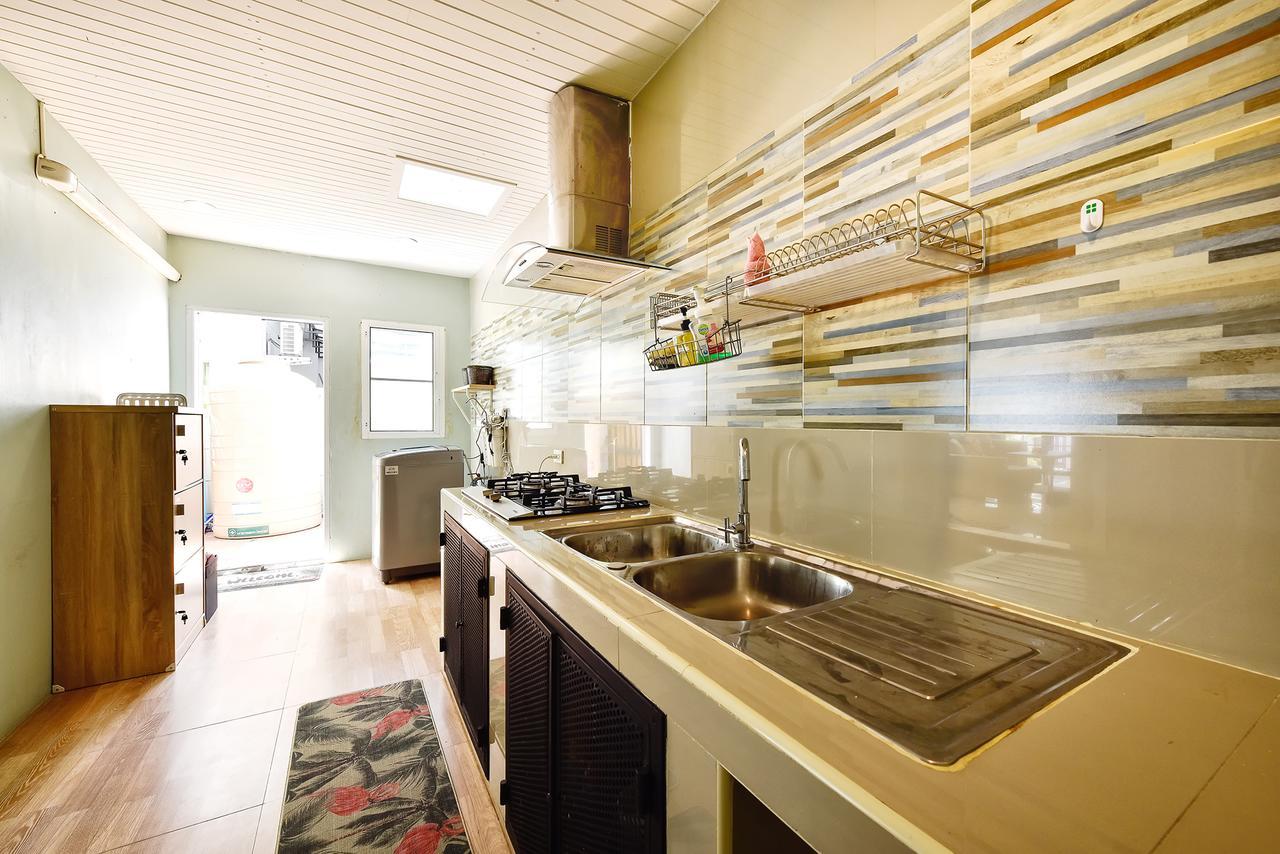 Modern House Patong Hill - 7 Beds - Kitchen Villa Exterior photo
